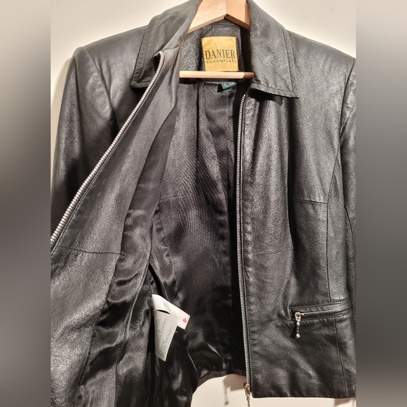 Vintage Danier leather moto jacket with zipper detail - Picture 6 of 8
